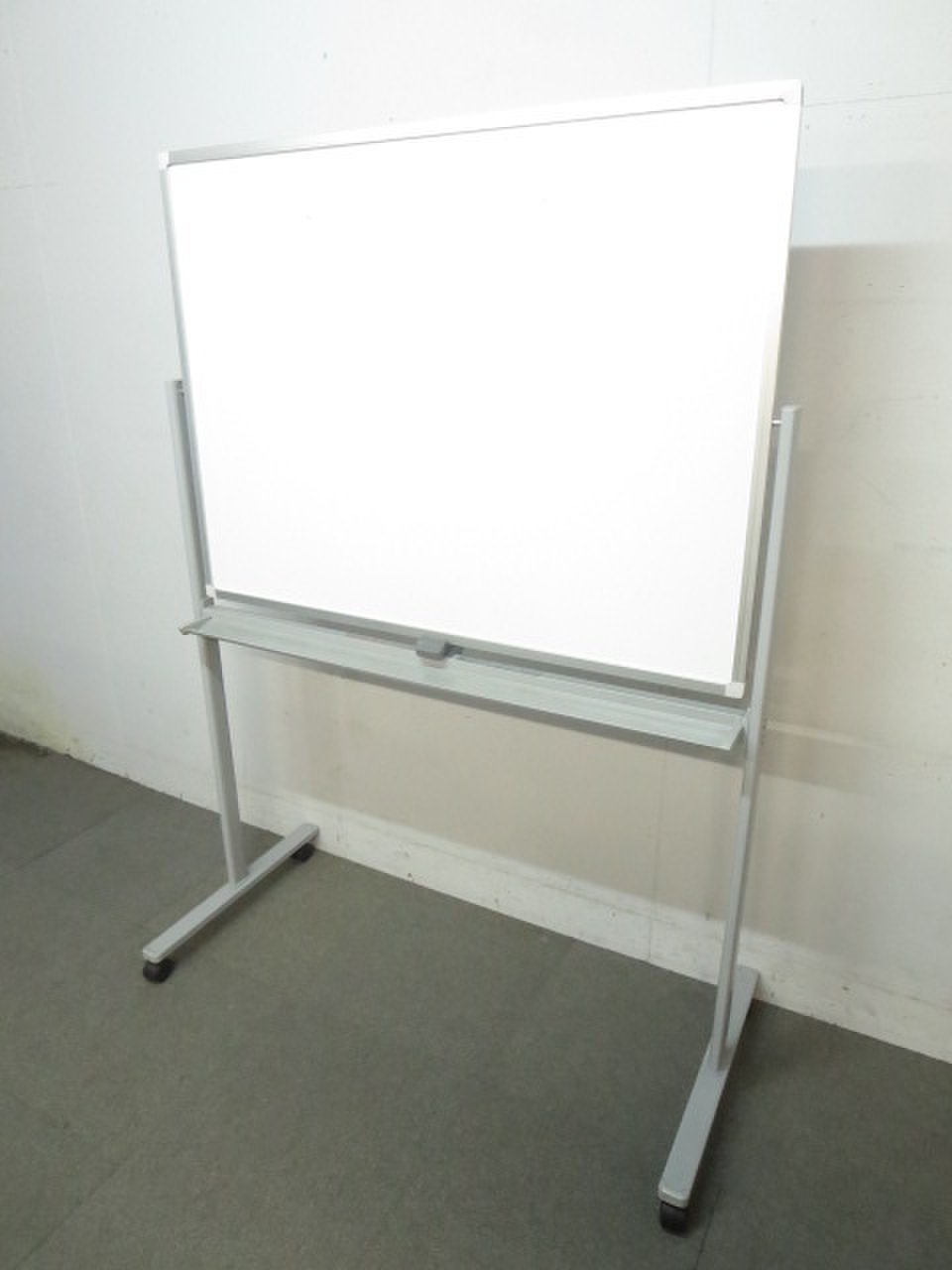 ■脚付両面ホワイトボード！■幅1200mm！■【※一部凹みあり！】片面は綺麗です！
                        その他シリーズ
                                    中古
            