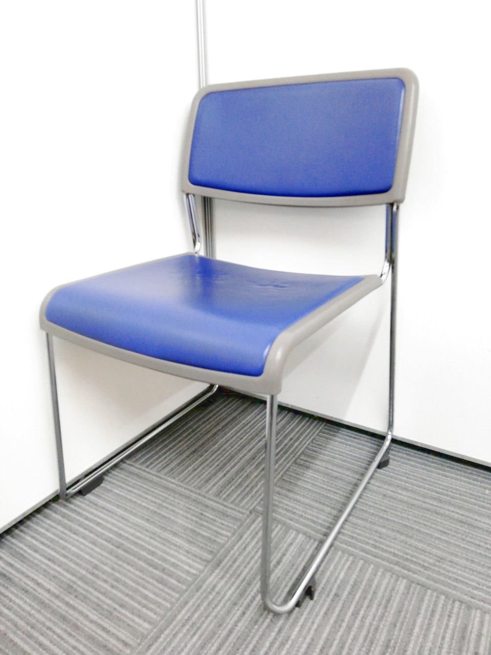 【限定1脚！】定番のスタッキングチェア入荷！人気ブルーカラーでどんなシーンにも使用出来ます！
                        890シリーズ 
                                    中古
            