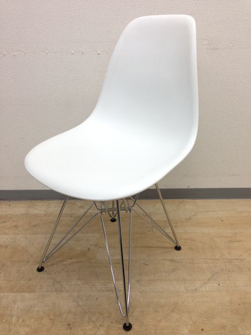 【４脚同時購入で大幅御値引き】流行のカフェスタイルにぴったりのデザイナーズリプロダクトチェア！！希少なホワイトチェア
                        その他シリーズ
                                    中古
            