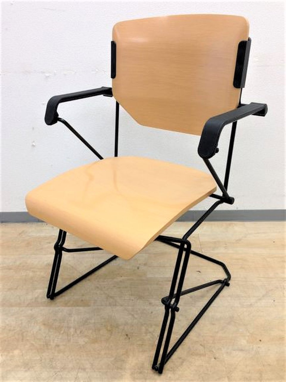 【木目×ブラックフレームの流行カラー】ジロフレックス製　肘付のミーティングチェア4脚入荷！
                        その他シリーズ
                                    中古
            