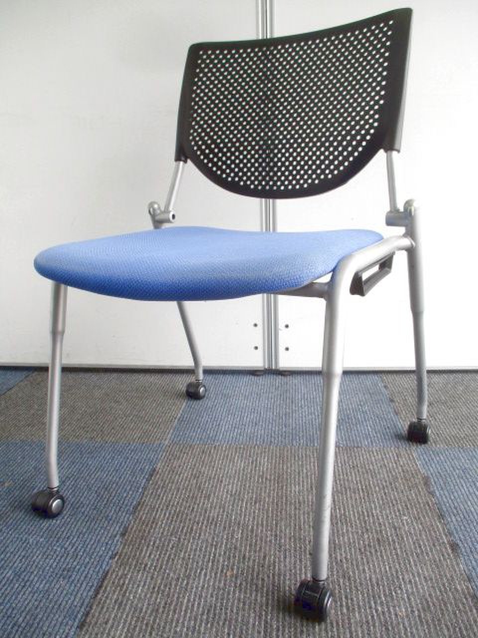 【重ねて保管可能】限られたスペースに【定番の会議用チェア】
                        プロスタック 
                                    中古
            