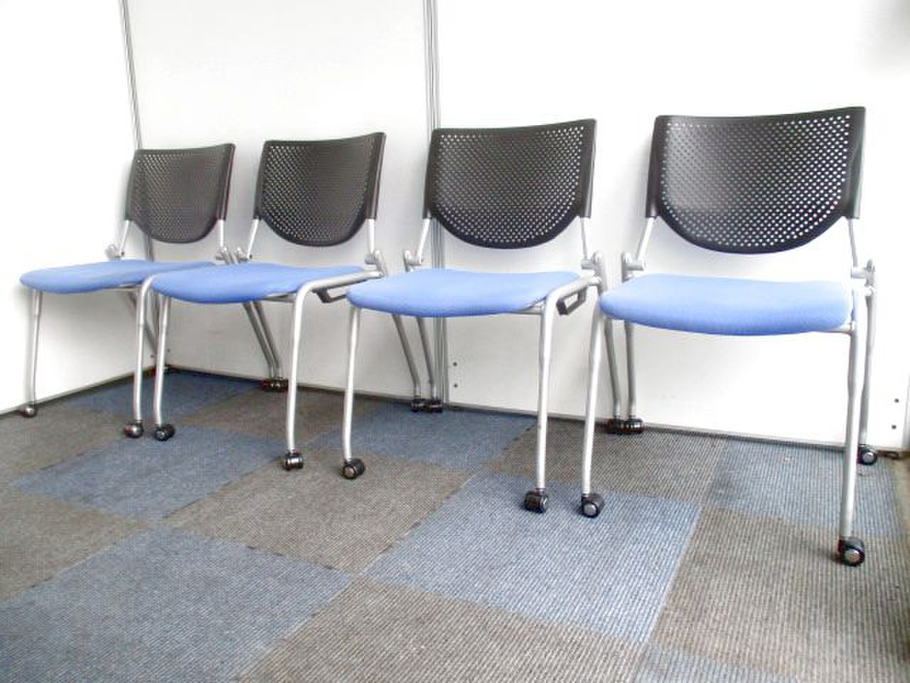 【お得な4脚1セット】会議室や商談スペースにおすすめ【重ねられます】
                        プロスタック 
                                    中古
            