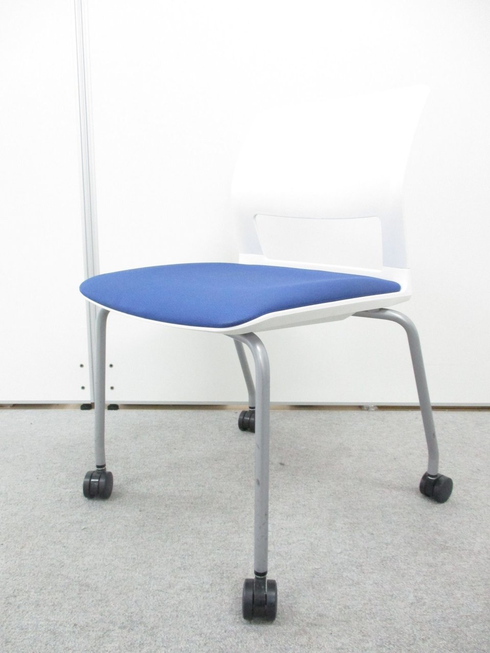 8脚入荷!!明るいカラーでオフィス全体も明るく！重ねて収納も楽々です！
                        160シリーズ 
                                    中古
            