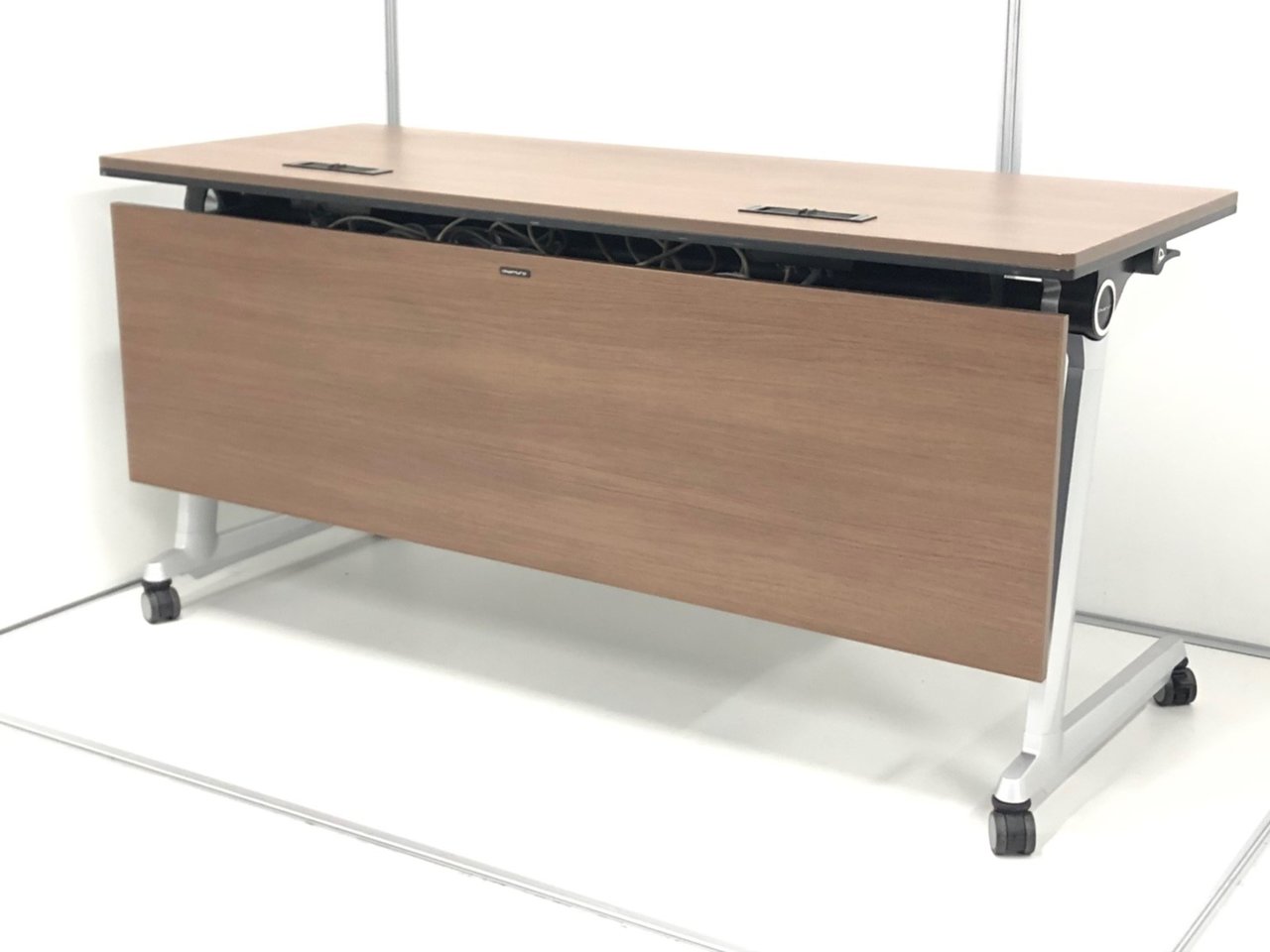 【定価25万越え!】美品！人気のウォールナットカラー！高品質アメニティテーブルが入荷！
                        エレガスタ 
                                    中古
            