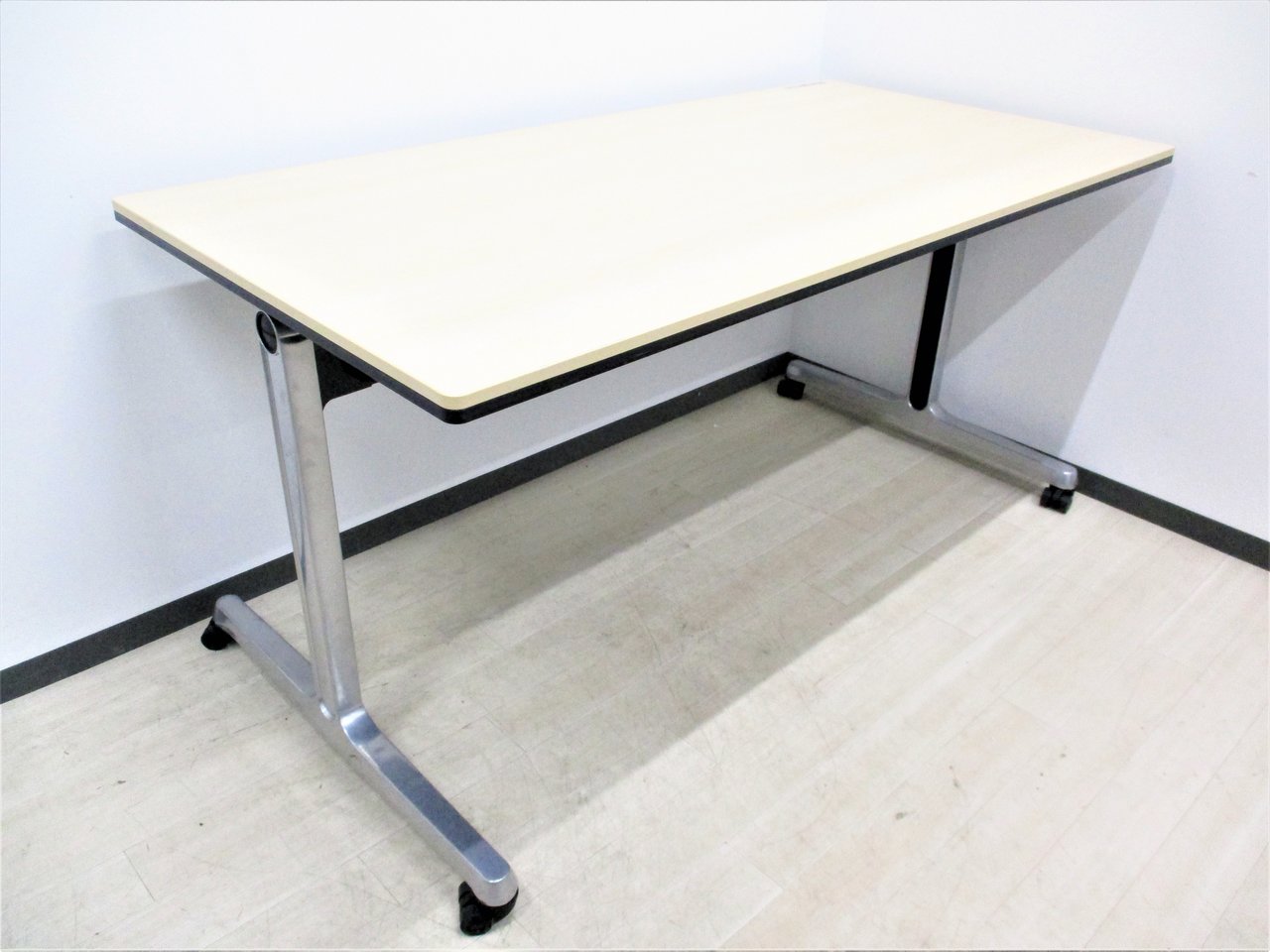 【新品10万！】特価の25000円！　オカムラ製のミーティングテーブル/フォールディング収納可能！■現行品
                        インターアクトPRO 
                                    中古
            