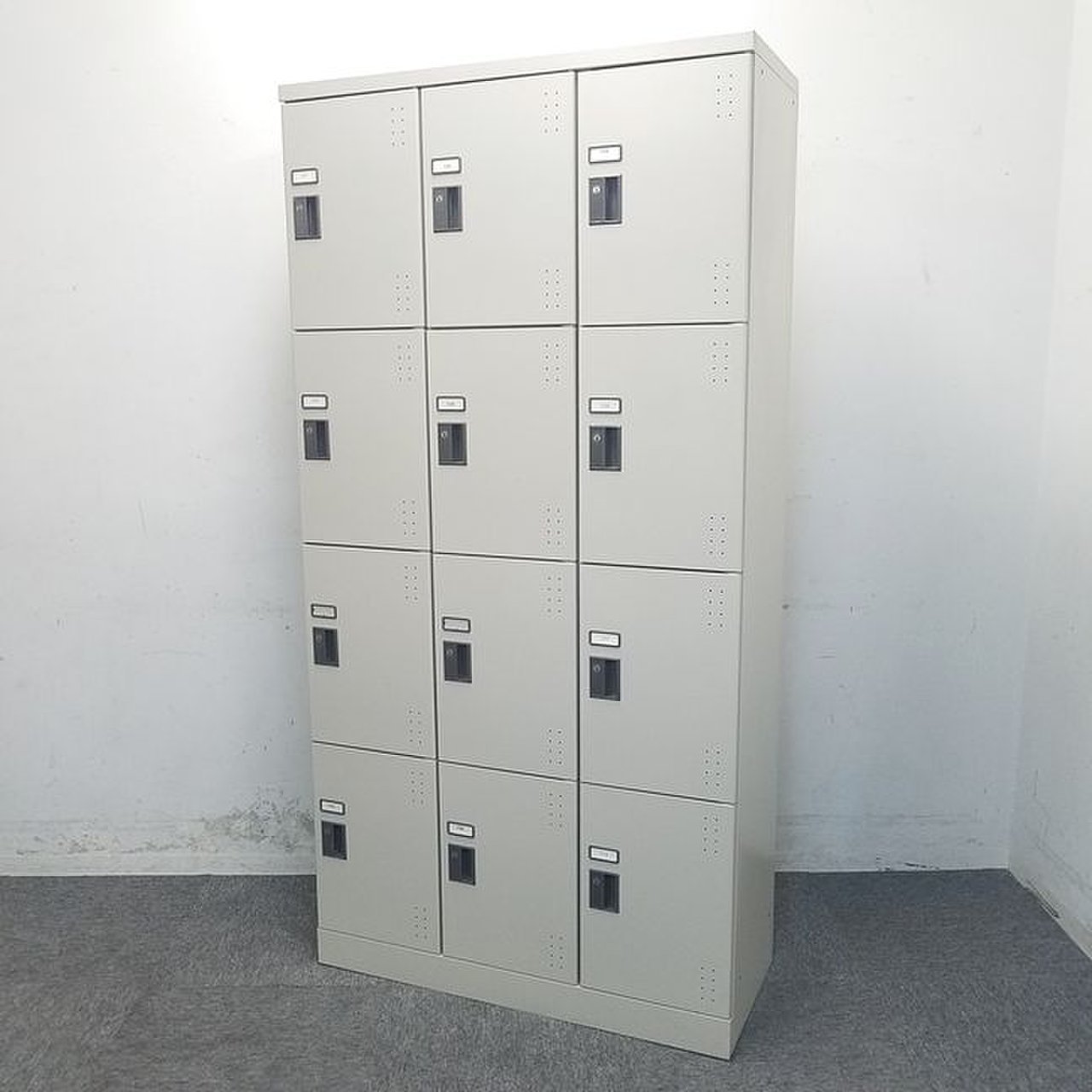 【２台入荷】コクヨ製｜3列ｘ4段の１２か所収納シューズボックス！中板付きタイプで２段収納ができます☆　中古ロッカー　リサイクル　高級
                        その他シリーズ
                                    中古
            