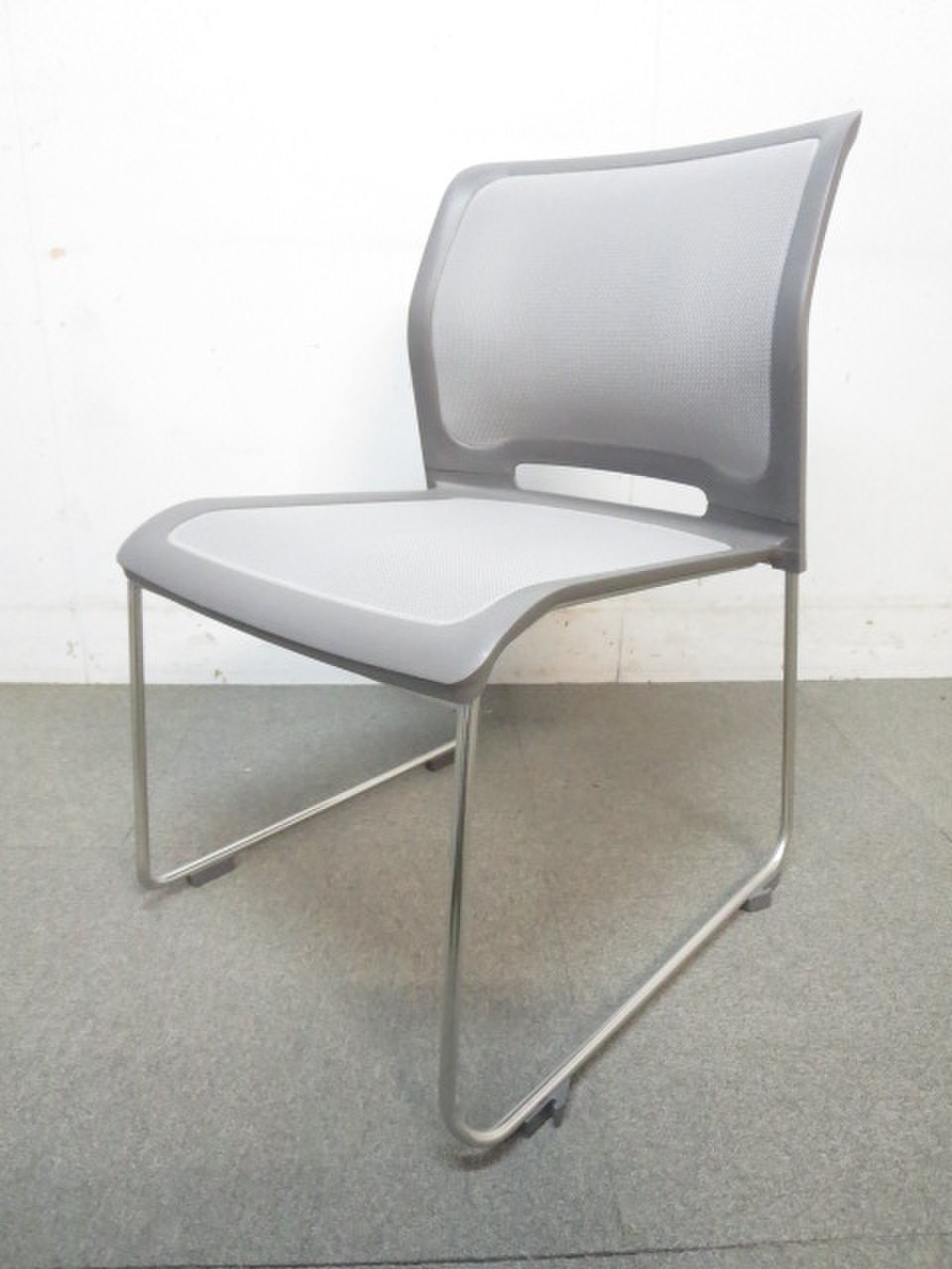 【三次元ネットが心地よさをキープ！】■KOKUYO製　スタッキングチェア　グレー（背座メッシュ）
                        ウィティ 
                                    中古
            