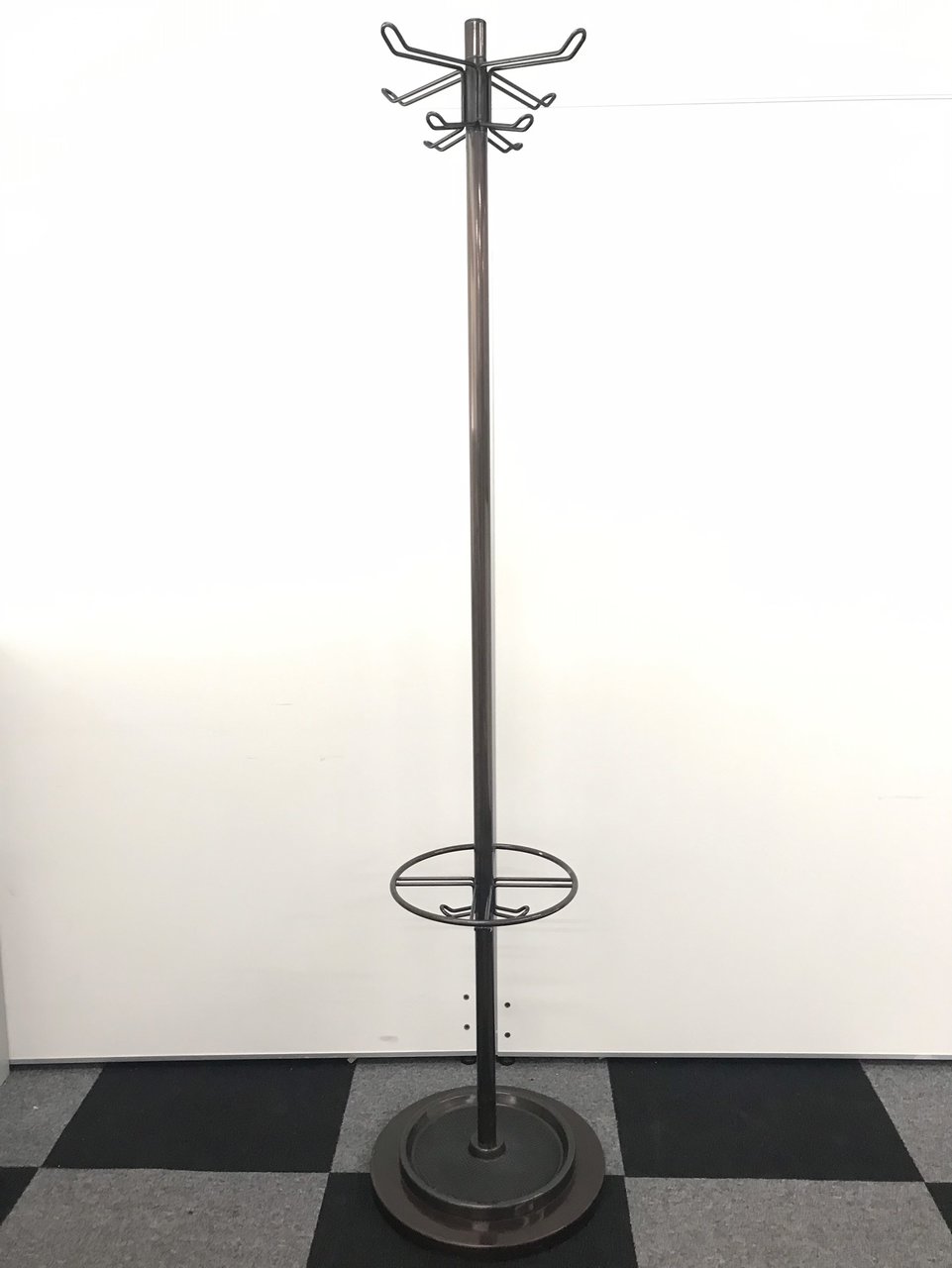 下側に傘置きつきのコートハンガーです。

                        その他シリーズ
                                    中古
            