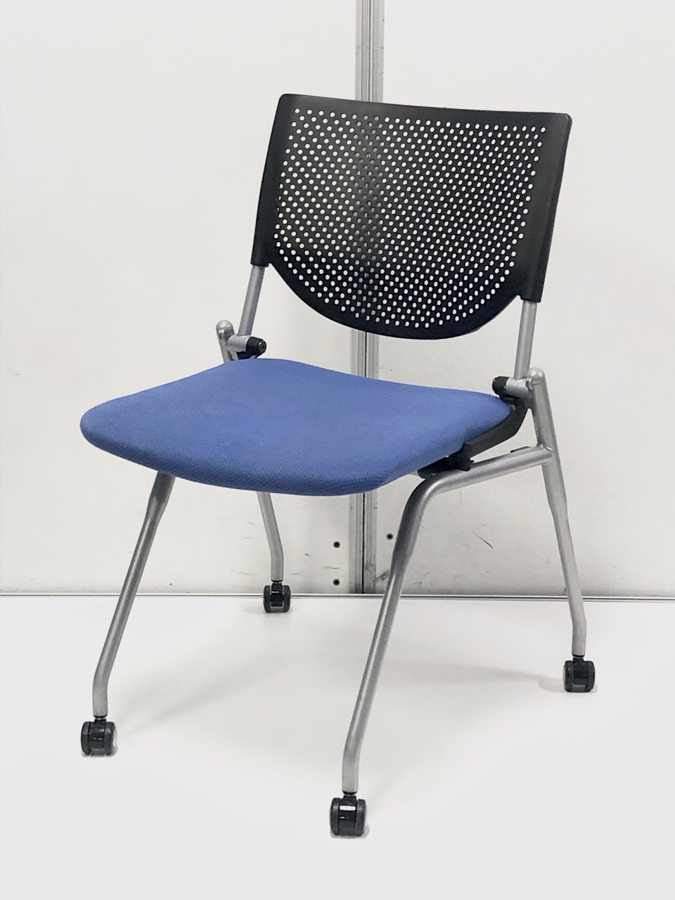 大人気ミーティングチェア！横に並べて収納可能！オフィスが映えるブルー　【オカムラ製】【プロスタック】
                        プロスタック 
                                    中古
            