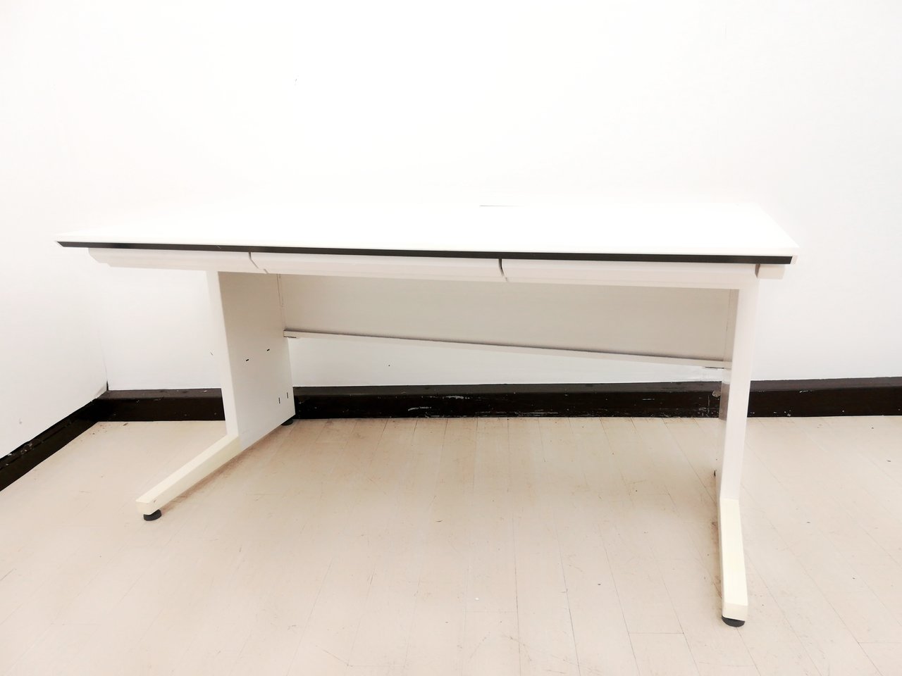 【人気ホワイトカラー！】使い勝手のいい平机が4台入荷！　起業や拠点開設、増員等にオススメ！
                        アイエス 
                                    中古
            