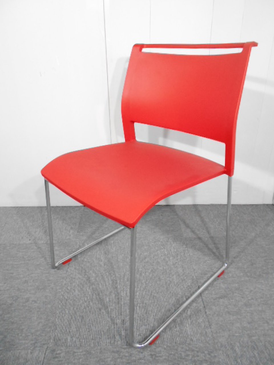 【4脚入荷】コスパ重視の方にオススメ☆明るいレッドのスタッキングチェアが入荷致しました☆【関西倉庫在庫】中古　スタッキングチェア
                        Tipoシリーズ
                                    中古
            