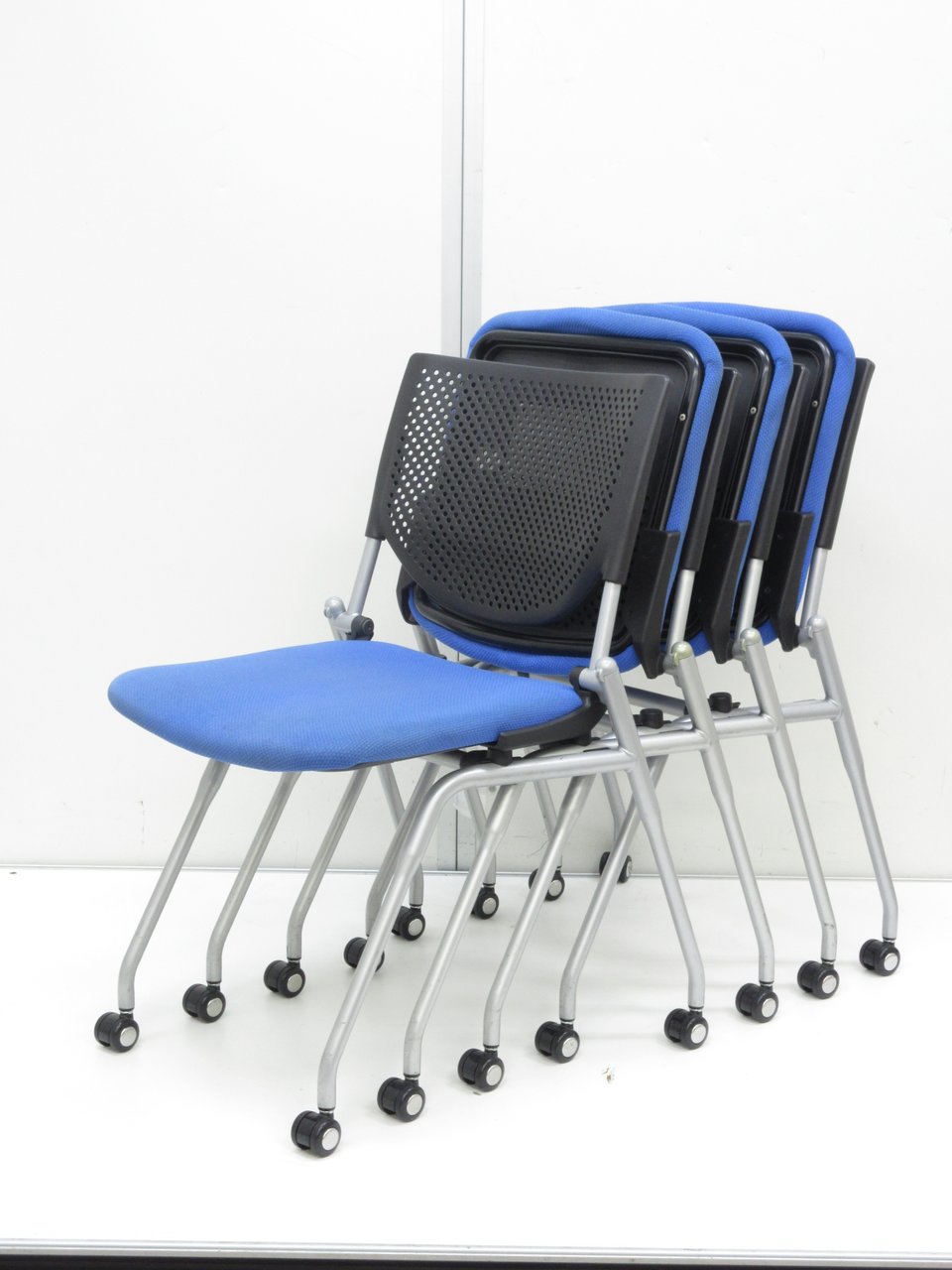 【スペース有効活用系チェア！】出すのも仕舞うのも簡単！省スペースな平行スタックタイプ！
                        プロスタック 
                                    中古
            