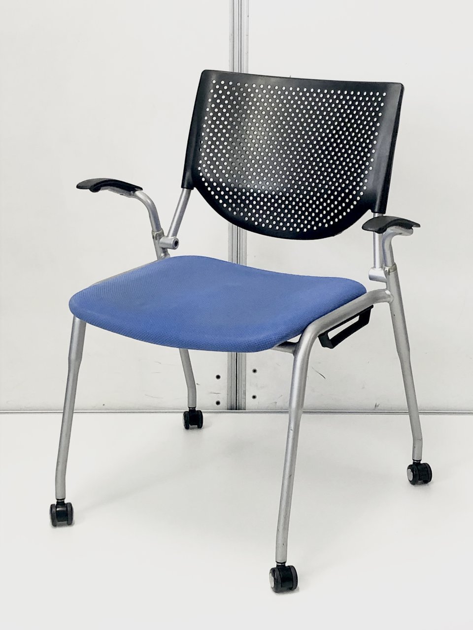 【肘付でリラックス！】■オカムラ製　スタッキングチェア　■プロスタックシリーズ　ブルー■【おつとめ品】在庫入替に伴いお買い得！
                        プロスタック 
                                    中古
            