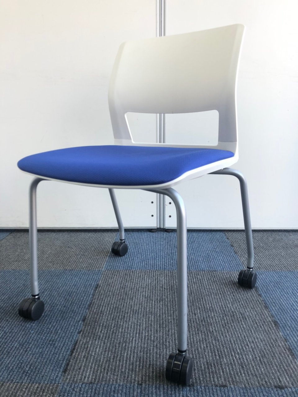 【ブルーとホワイトの爽やかチェア】会議室や研修の際に【重ねられてスペース削減にも貢献！】
                        160シリーズ 
                                    中古
            