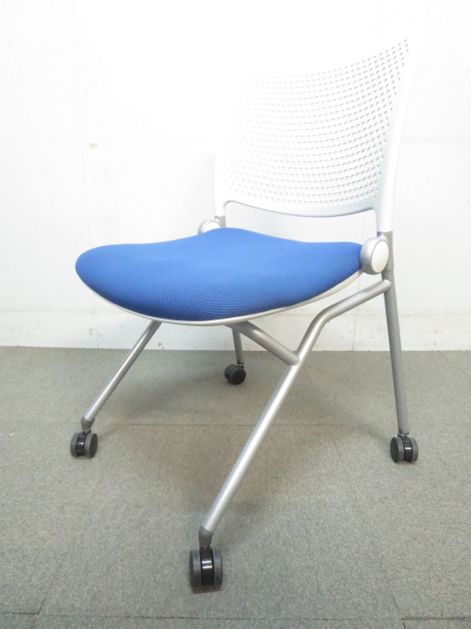 【背もたれ大きめ！ゆったり座れます！】■ウチダ　ネスティングチェア　ブルー　
                        ブルーメ 
                                    中古
            