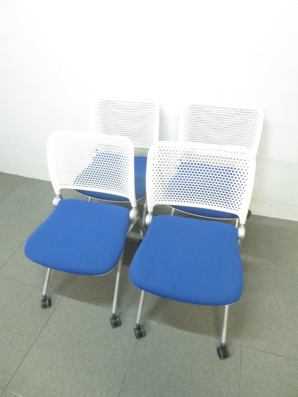 【4脚セット！】内田洋行製！ネスティングチェア！【キャスター付き！】
                        ブルーメ 
                                    中古
            