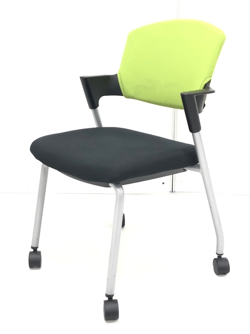 【縦に重ねてコンパクトにまとまる！】鮮やかグリーンカラーのスタッキングチェアが入荷！
                        プロッティ（キャスター付） 
                                    中古
            