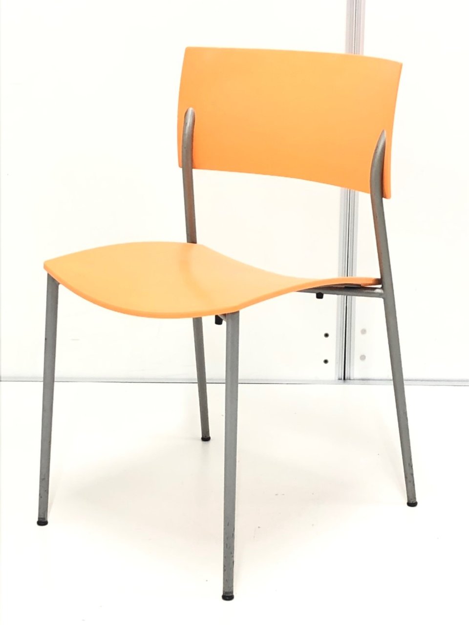 【レア商品入荷！】ベーシックなフォルムですがあらゆるシーンで家具と調和するスタッキングチェア！
                        チャティー
                                    中古
            