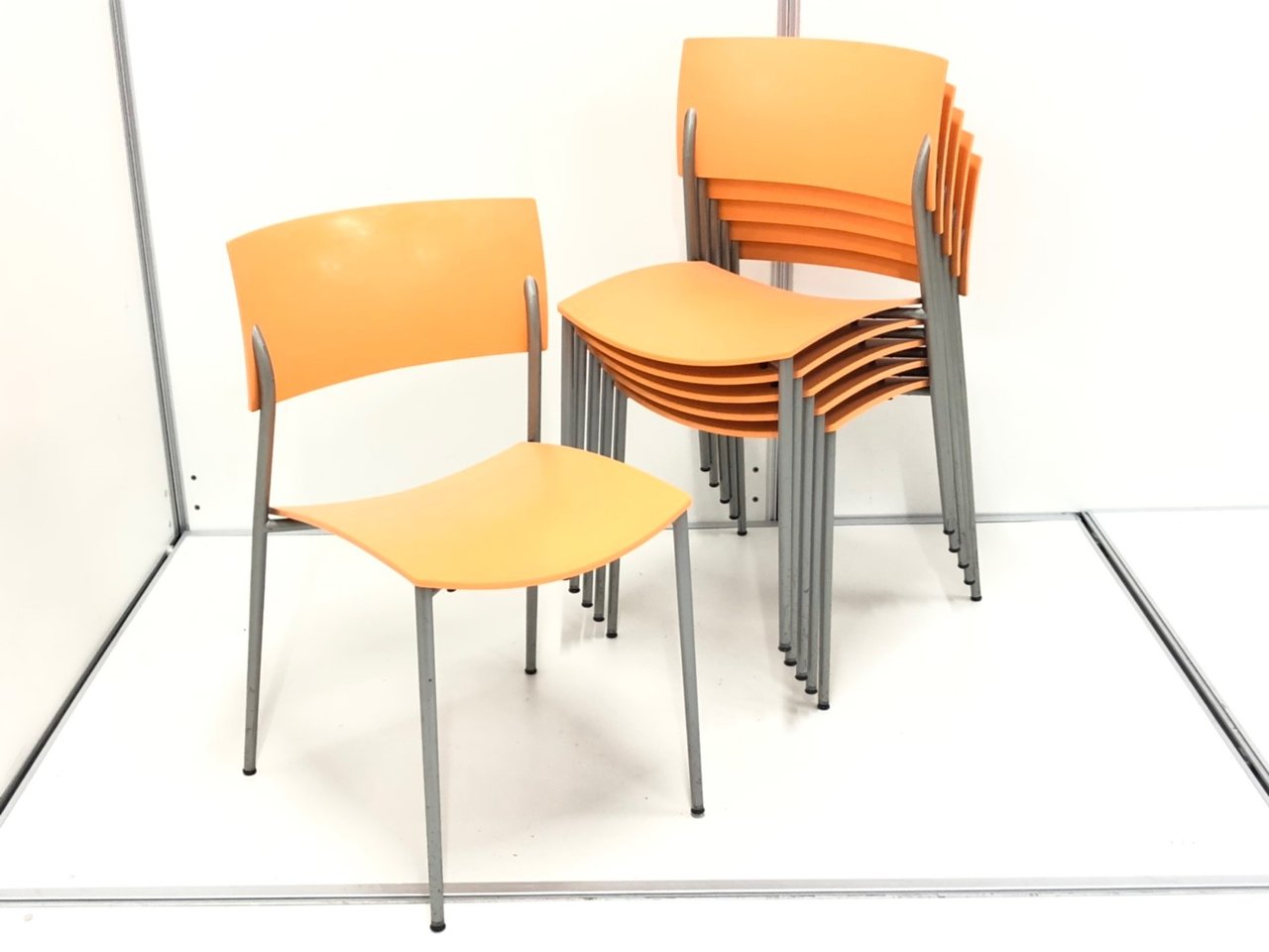 【6脚セット！】お洒落なチェアがお得なセットのスタッキングチェア！色もオシャレなオレンジカラー！
                        チャティー
                                    中古
            