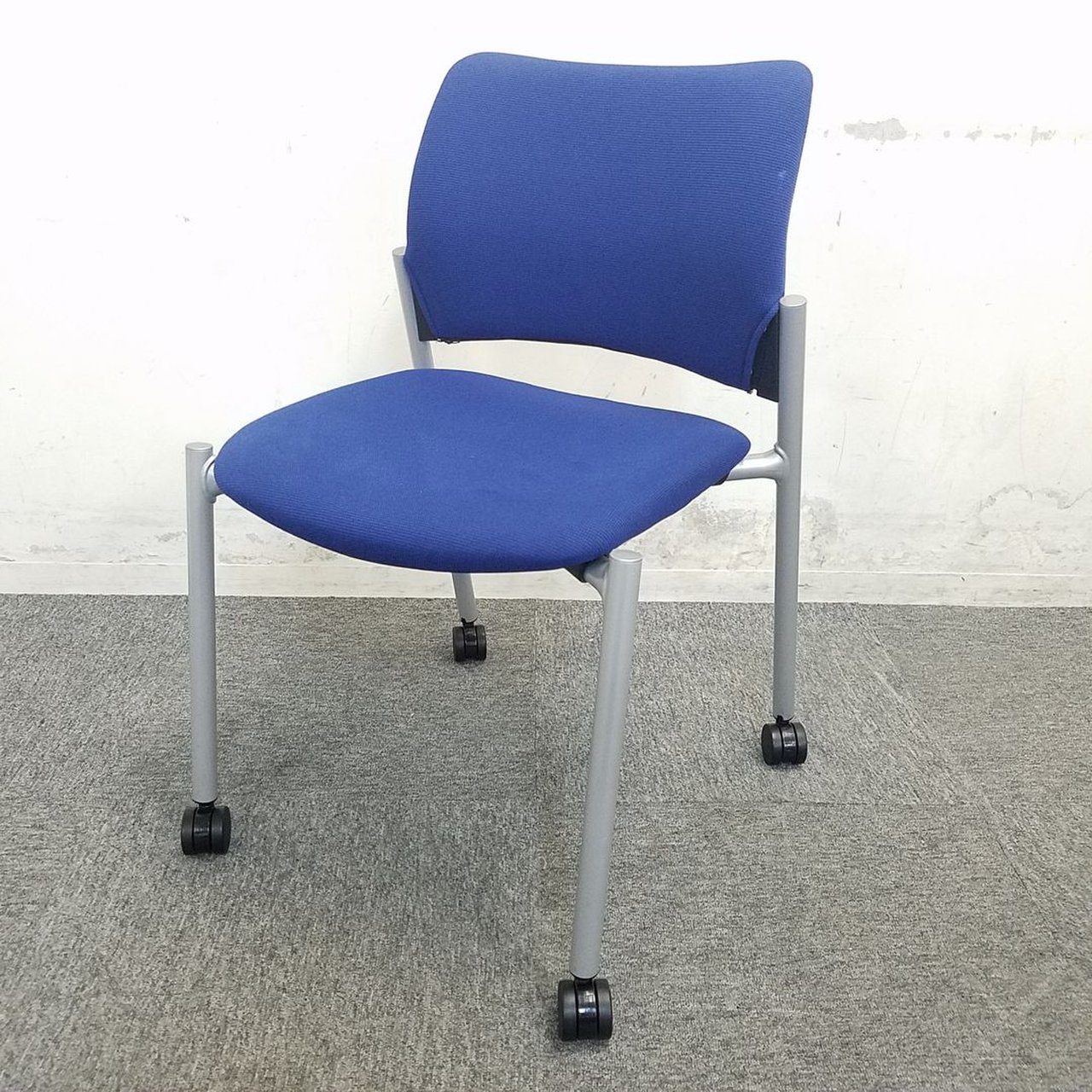 【2016年製】【残り7脚】シンプルなデザインなスタッキングチェア！キャスター付きで移動もらくらく！
                        8147シリーズ 
                                    中古
            