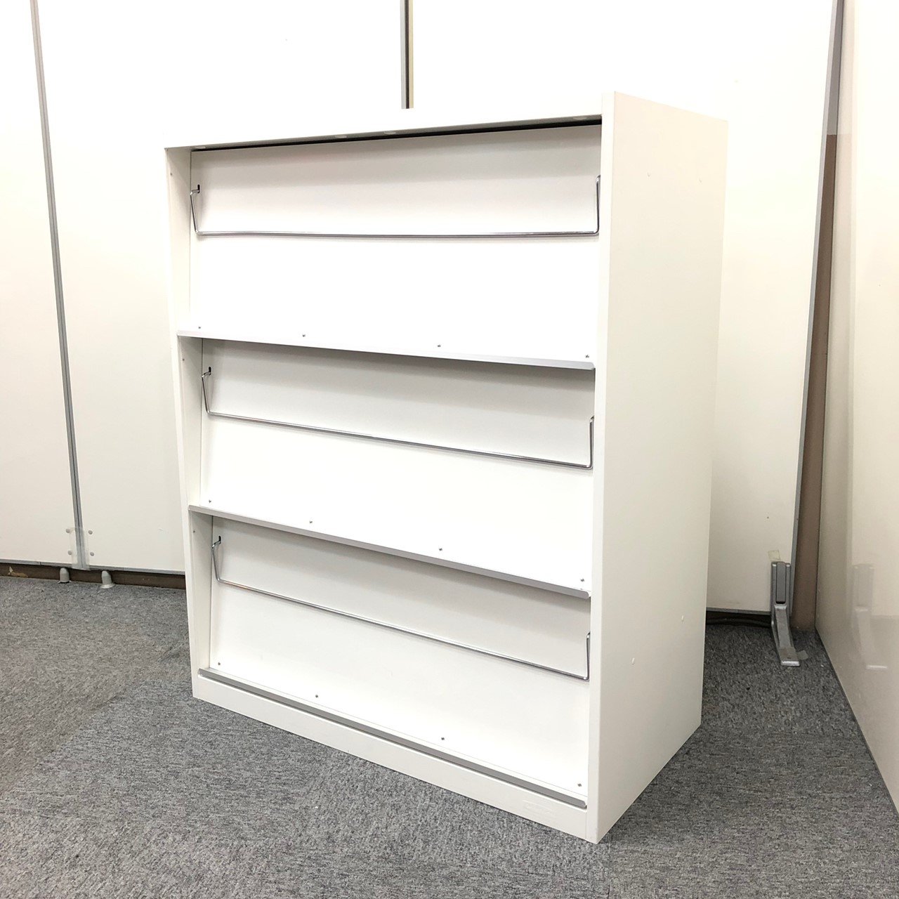 【レア商品入荷】入荷の少ない雑誌架　前面に飾り、扉を開いて収納可能
                        その他シリーズ
                                    中古
            