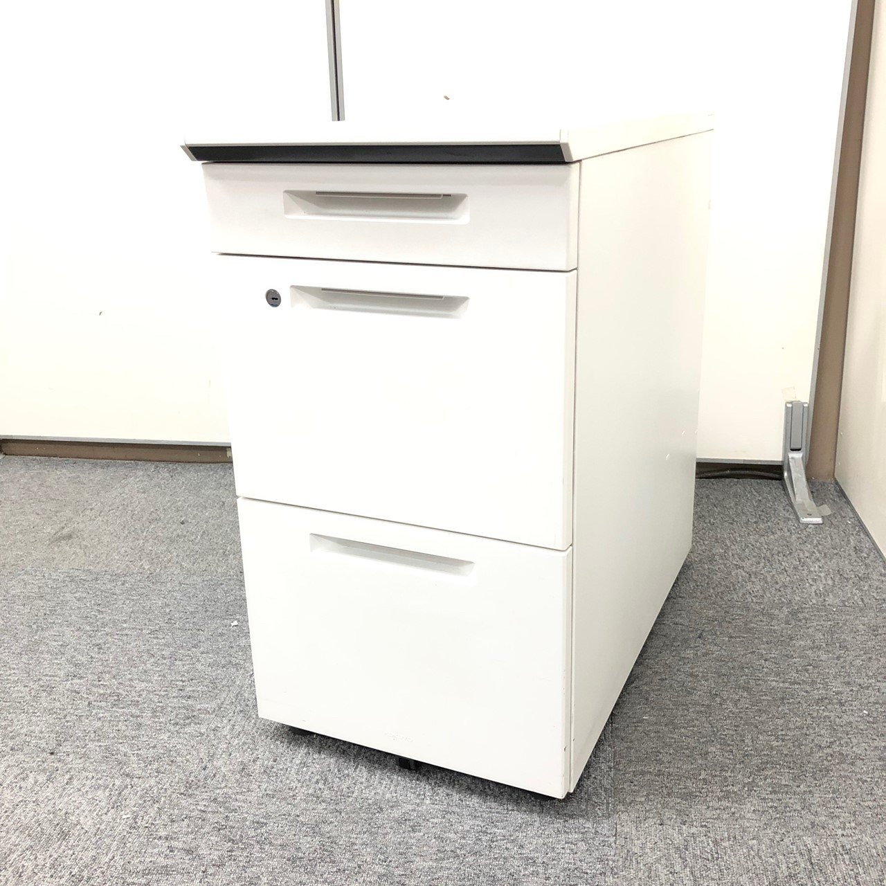 【H720脇机】デスクの延長に・デスクまわりの収納に便利です。
                        iS
                                    中古
            