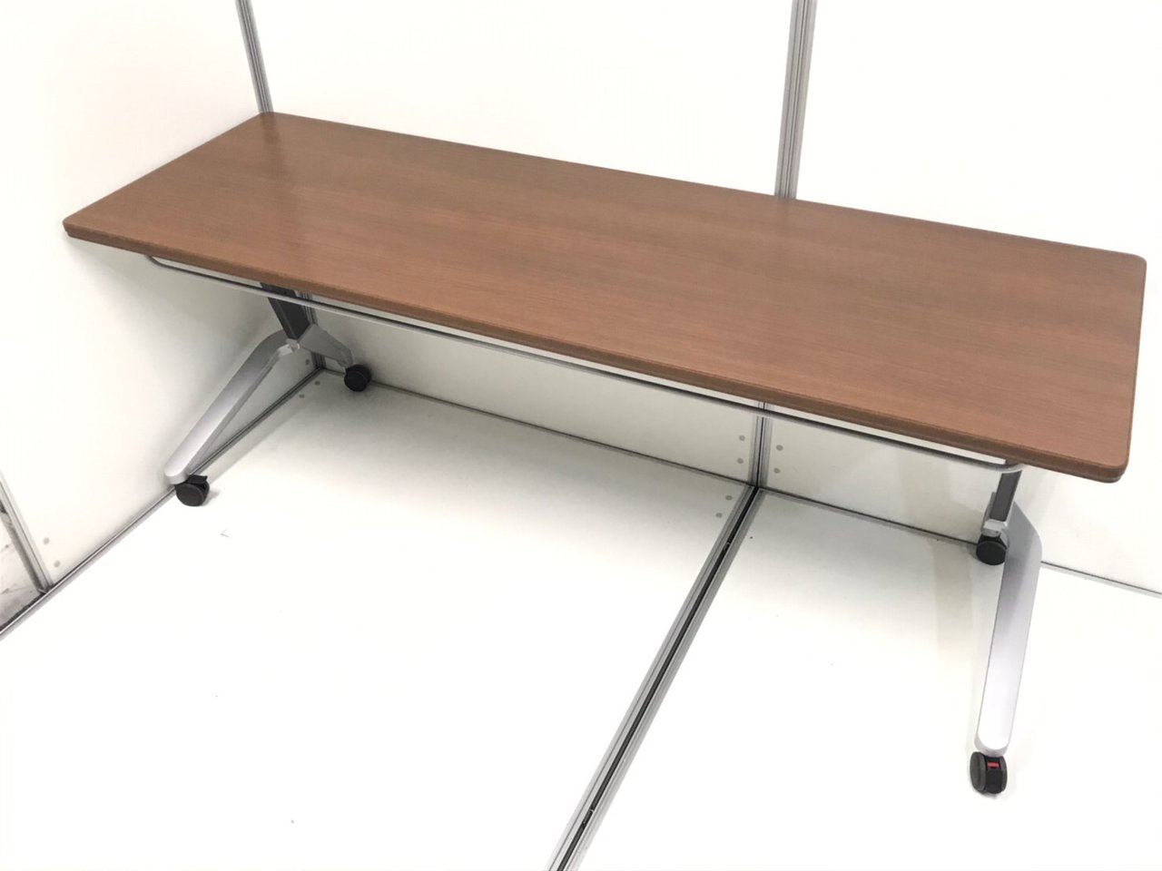 限定1脚／入替特別セール／20％OFF　最大3名並んで座れる折り畳み可能なサイドスタックテーブル！　◆コクヨ／KOKUYO◆KT-620　※本体：ブラウン
                        その他シリーズ
                                    中古
            