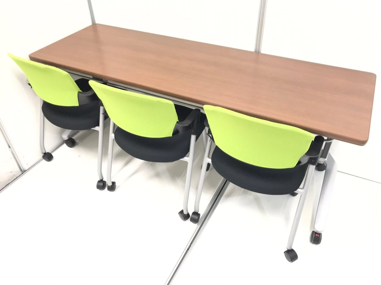 【3名利用がすぐ出来る！】テーブル＋チェアセット　重ねて片付けて場所空きます！
                        KT-620シリーズ 
                                    中古
            