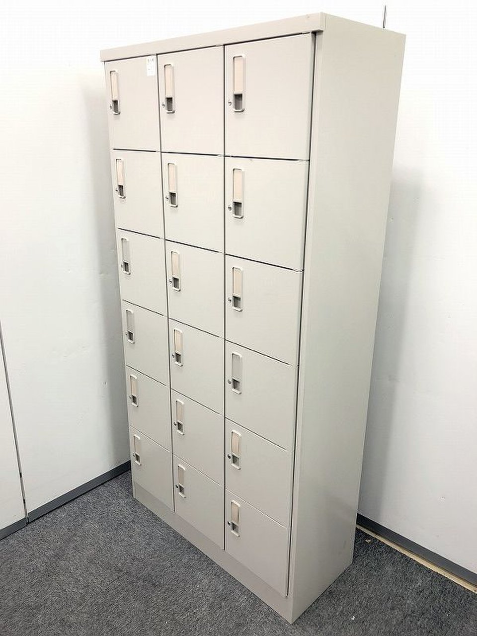 【18人用ロッカー】ちょっとした小物などの収納に大活躍！【多人数向け】
                        その他シリーズ
                                    中古
            