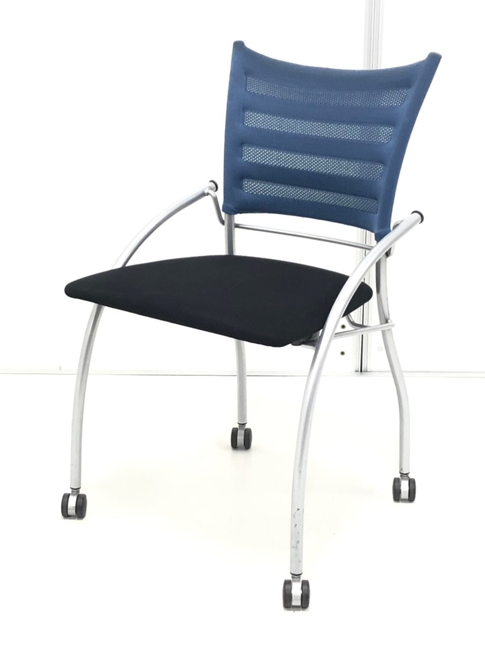 一風変わったデザインのミーティングチェアをお探しの方に！
人気の高いネスタブル式！
                        プリエ2 
                                    中古
            