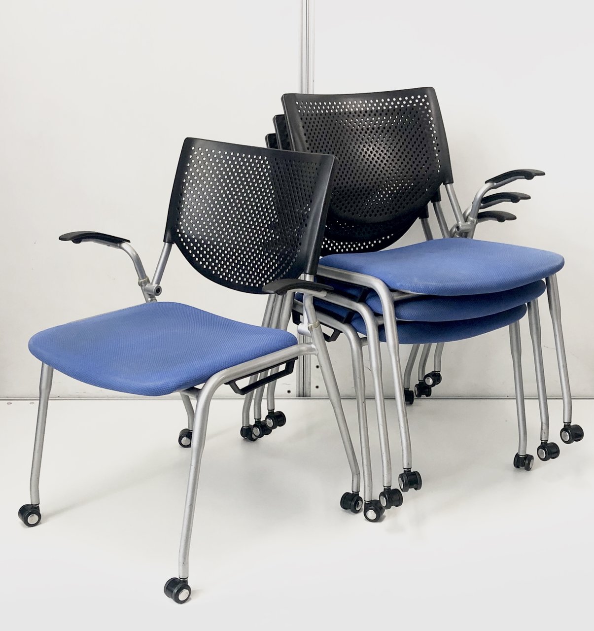 【4脚セット！】急な会議や増員の用立てに！鮮やかブルーがオフィスを華やかに！【オカムラ製】プロスタック！
                        プロスタック 
                                    中古
            