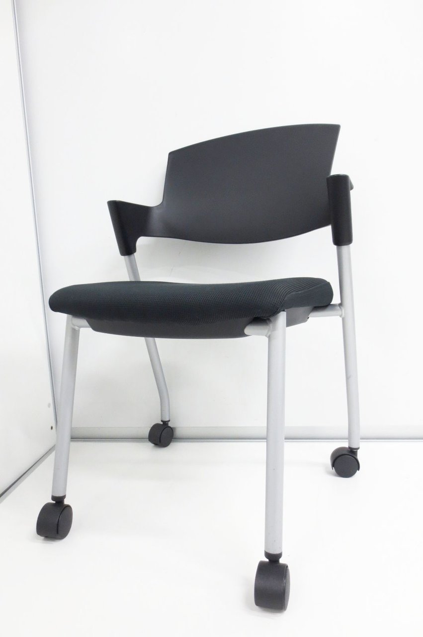 人気の高いシリーズのミーティングチェアです。
                        プロッティ（キャスター付） 
                                    中古
            