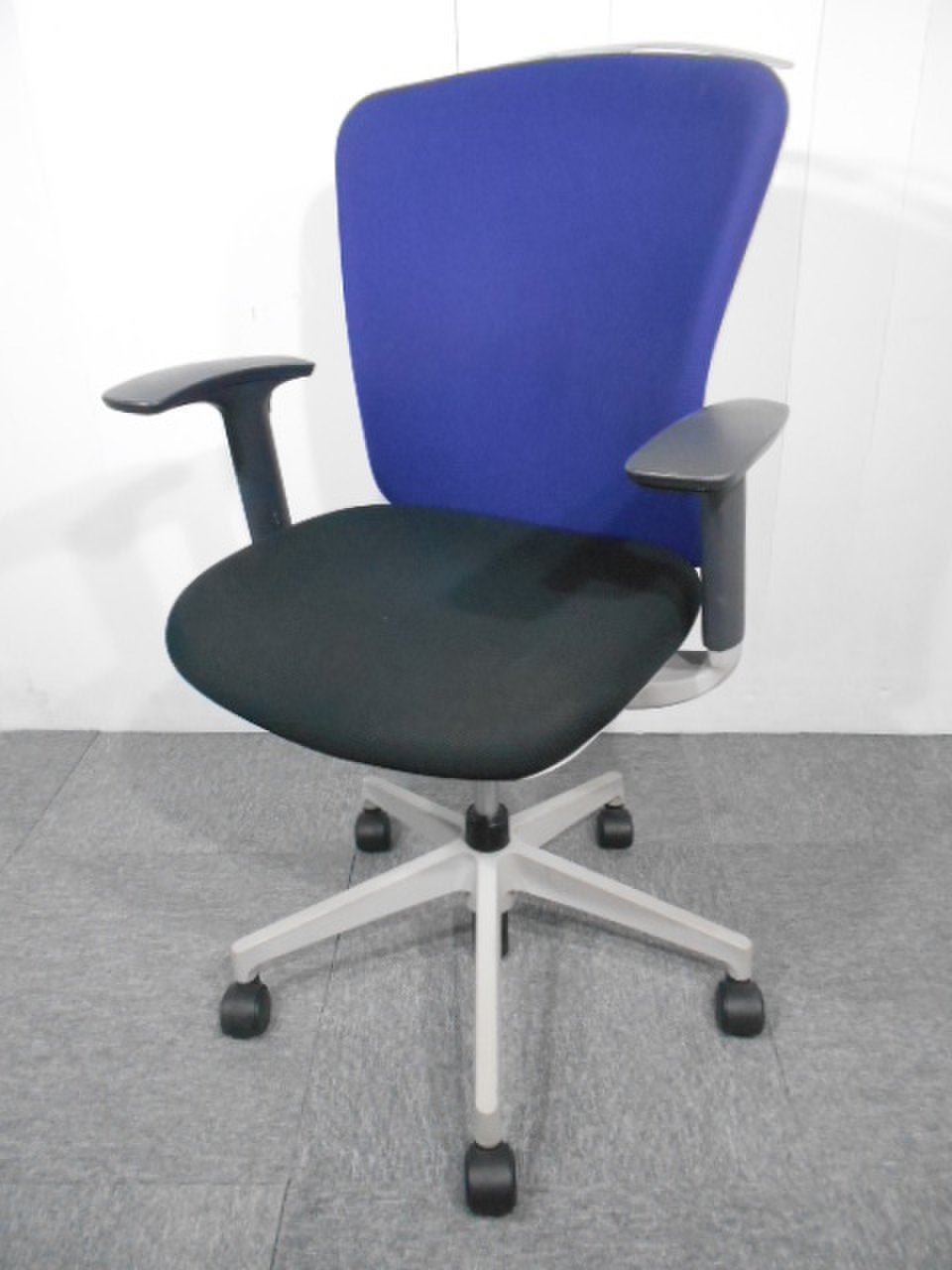 【10脚入荷】肘掛つきOAチェアがお求め安い価格で登場です☆【関西倉庫在庫】中古　オフィスチェア
                        バルチェ
                                    中古
            