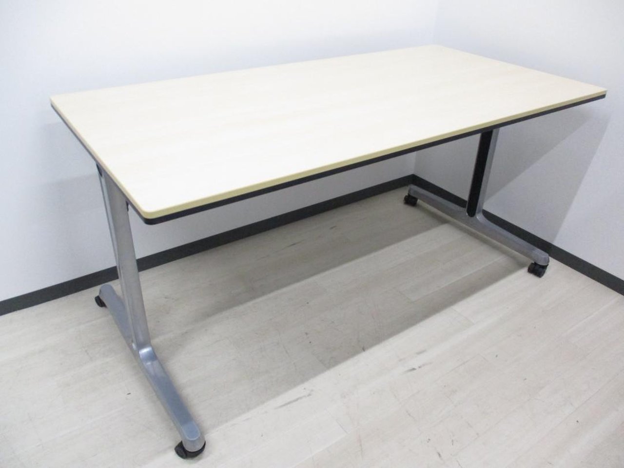 【中古希少品】折り畳み可能！キャスター付き！お洒落なテーブルです！
                        インターアクトPRO 
                                    中古
            