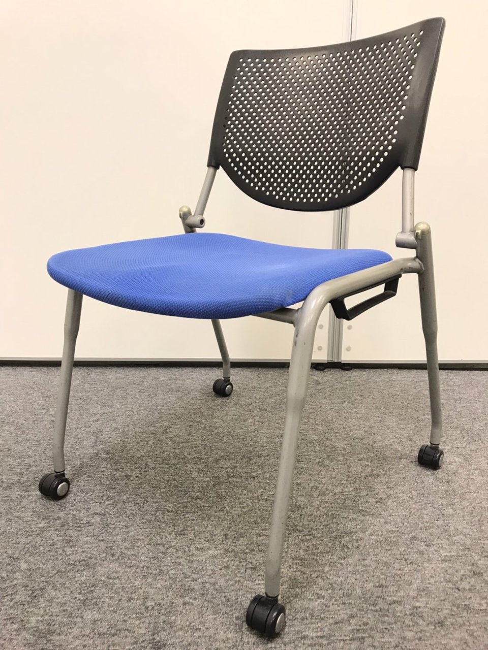 【12脚揃います！】オカムラ(okamura)製 プロスタック 会議などの必需品　重ねて収納で省スペース！
                        プロスタック 
                                    中古
            