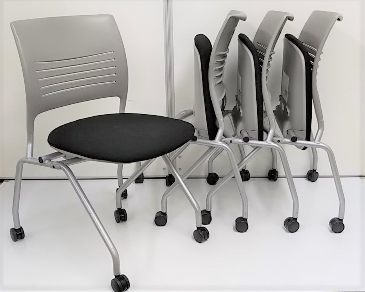 【4脚セットで10％OFF！】オカムラ製の人気ミーティングチェアがセット購入でお買い得！
                        エレナⅡ 
                                    中古
            