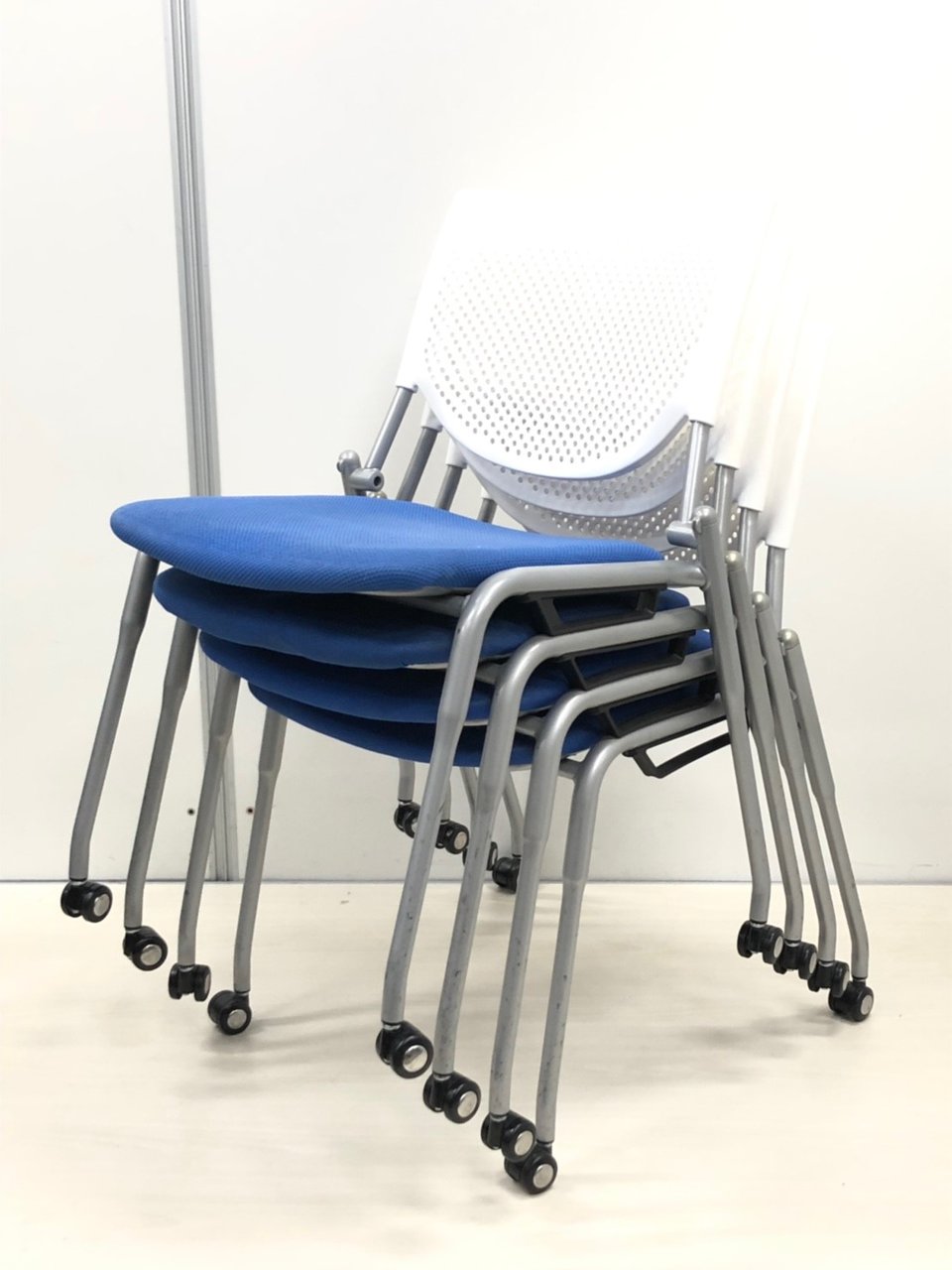 【まとめ買いでお買い得！！】お部屋を明るくしてくれるカラーリング！
                        プロスタック 
                                    中古
            