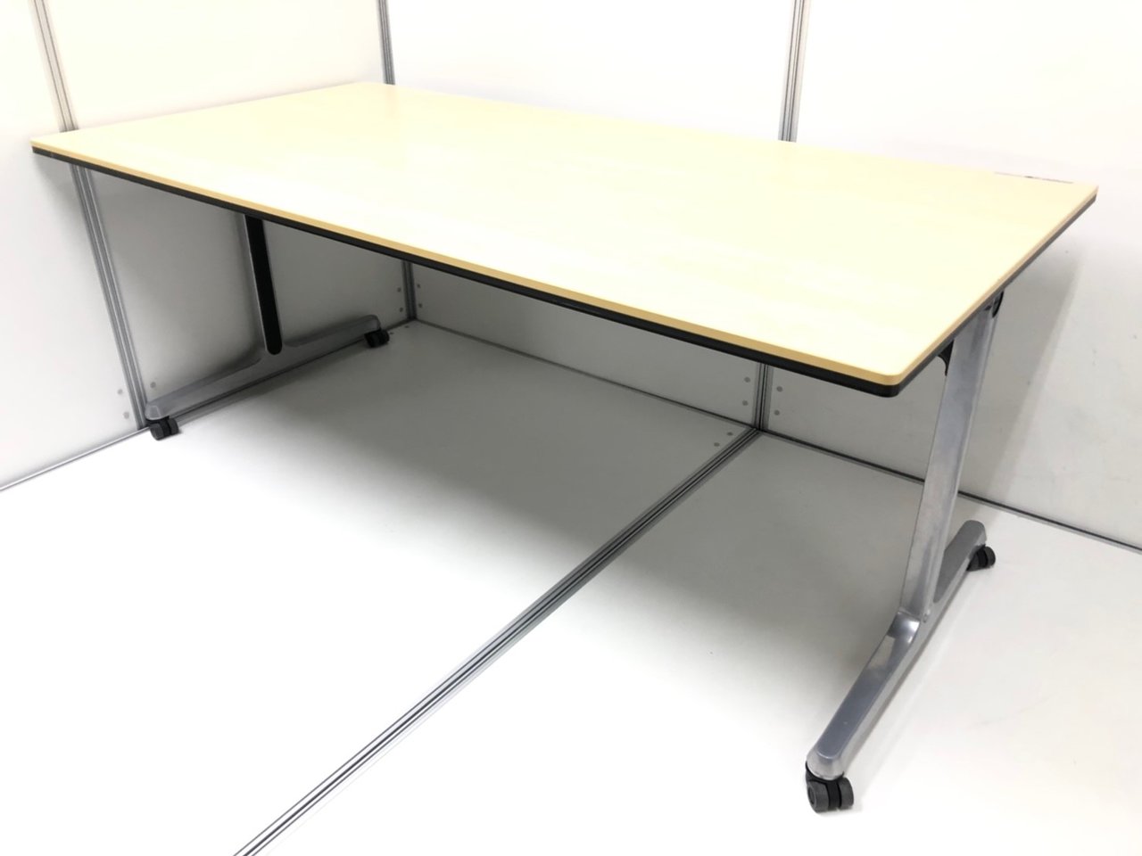 【2～4名での使用オススメ！】折り畳みが出来て片付けられるサイドスタックテーブル入荷！
                        インターアクト MT 
                                    中古
            