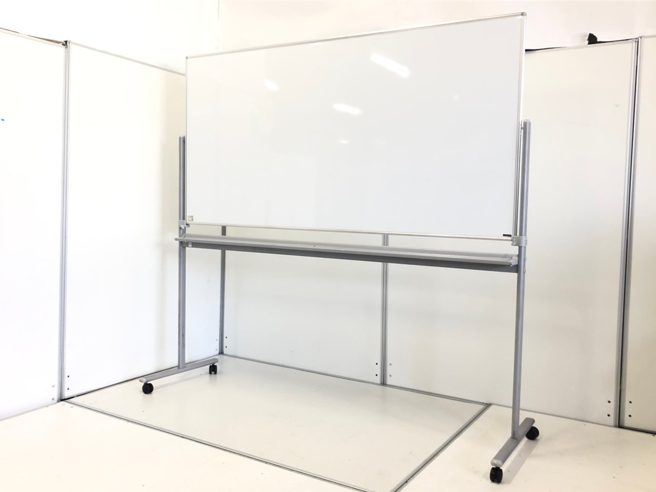 片面に50ｍｍ方眼の暗線入の便利なホワイトボード！
傷が付きにくい特殊加工が施されています！

                        その他シリーズ
                                    中古
            