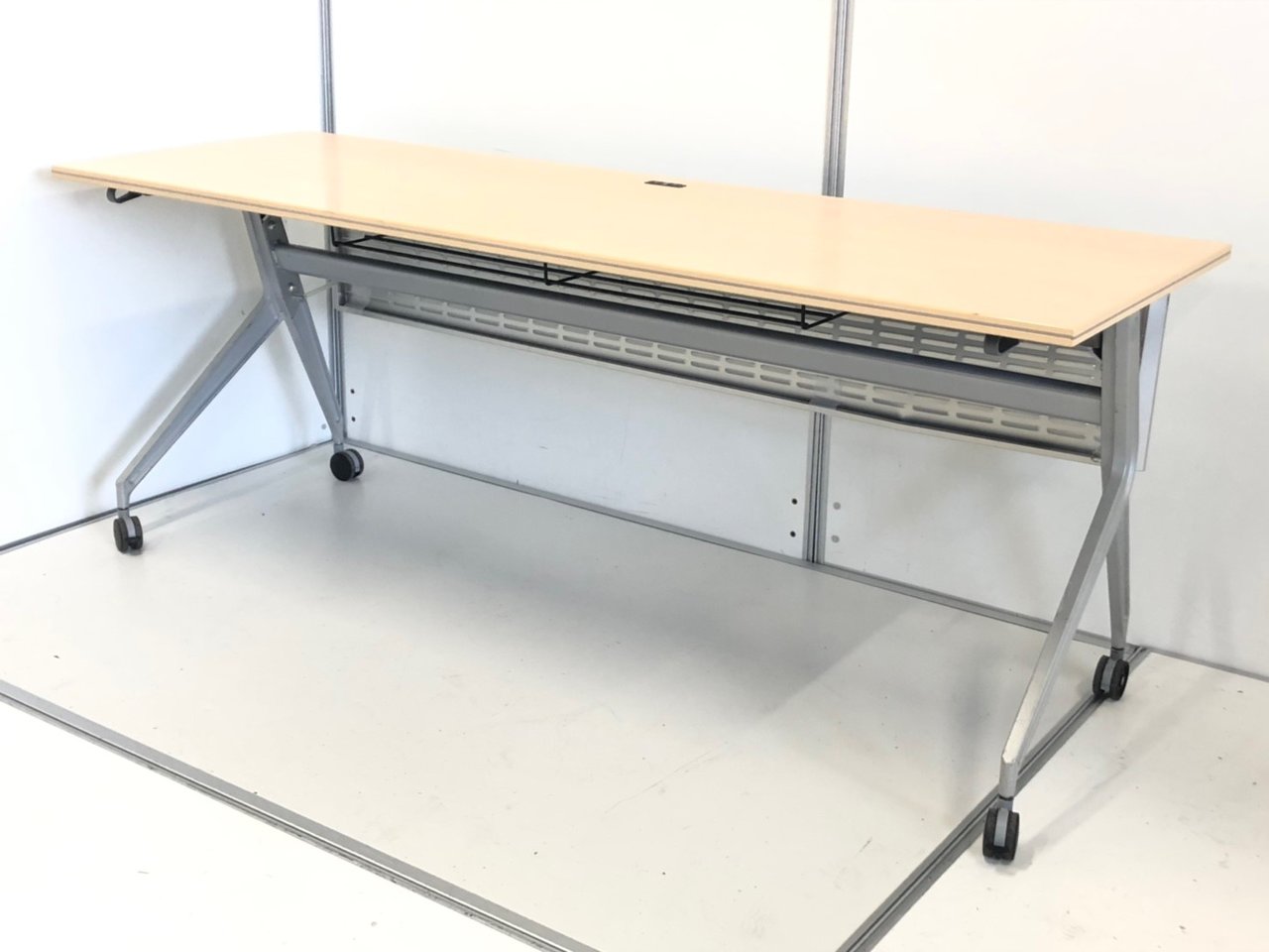 数が揃うのはコレ！
フォールディングテーブルをまとめて入荷しました！
                        その他シリーズ
                                    中古
            