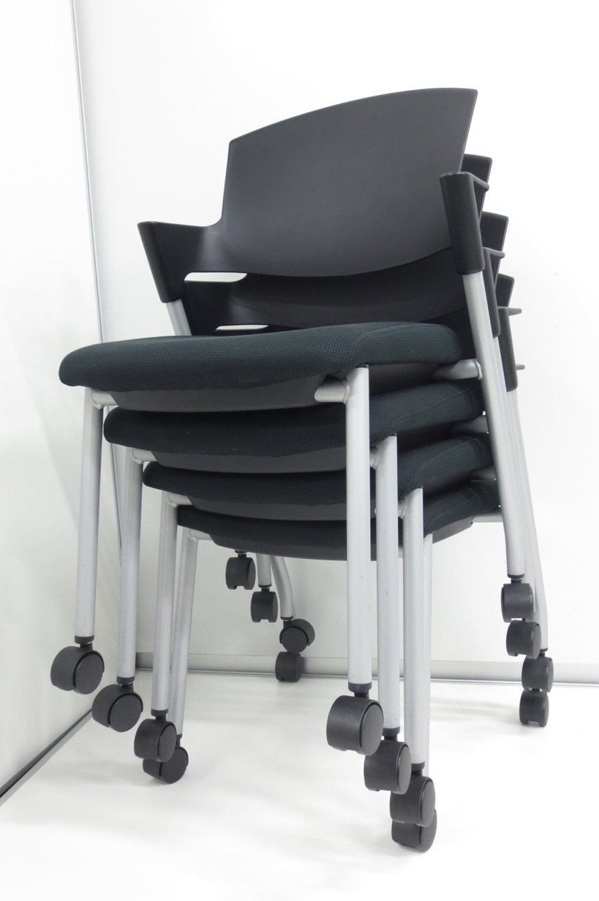 【4脚セット10%OFF】重ねて収納のできるチェア
                        プロッティ（キャスター付） 
                                    中古
            