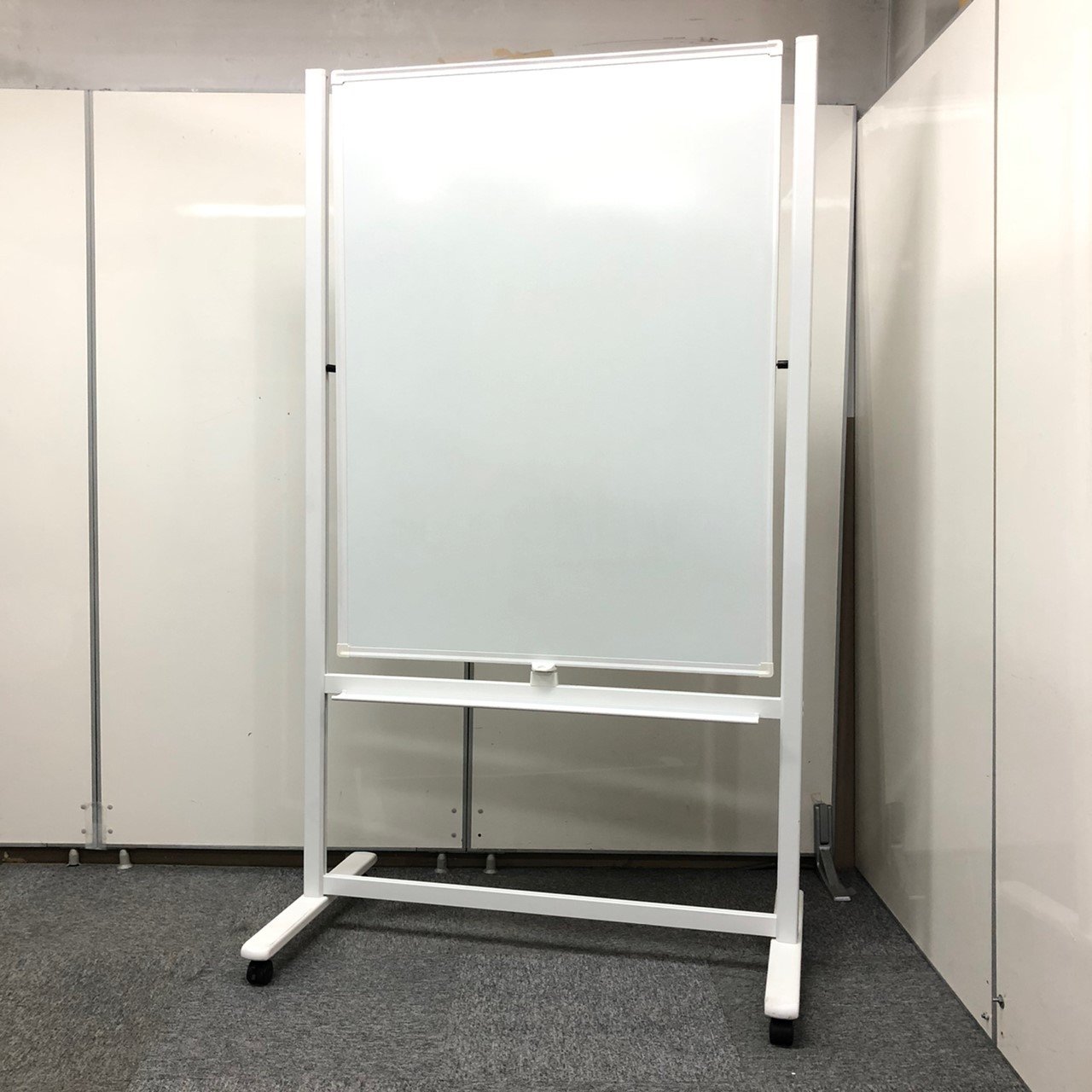 【かなりレアなサイズのホワイトボード入荷！1台限定　特別価格！！】コンパクトサイズで扱いやすくスペースに困らないサイズです！！
                        LB2
                                    中古
            