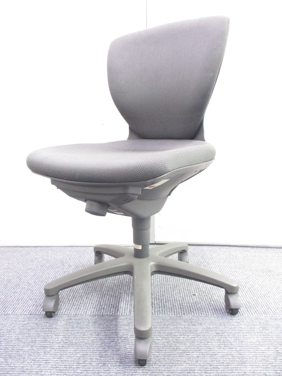 【KS】【独特な形で腰をキャッチ！】
実は人気のロングセラーチェア！【J】
                        ジオナード 
                                    中古
            