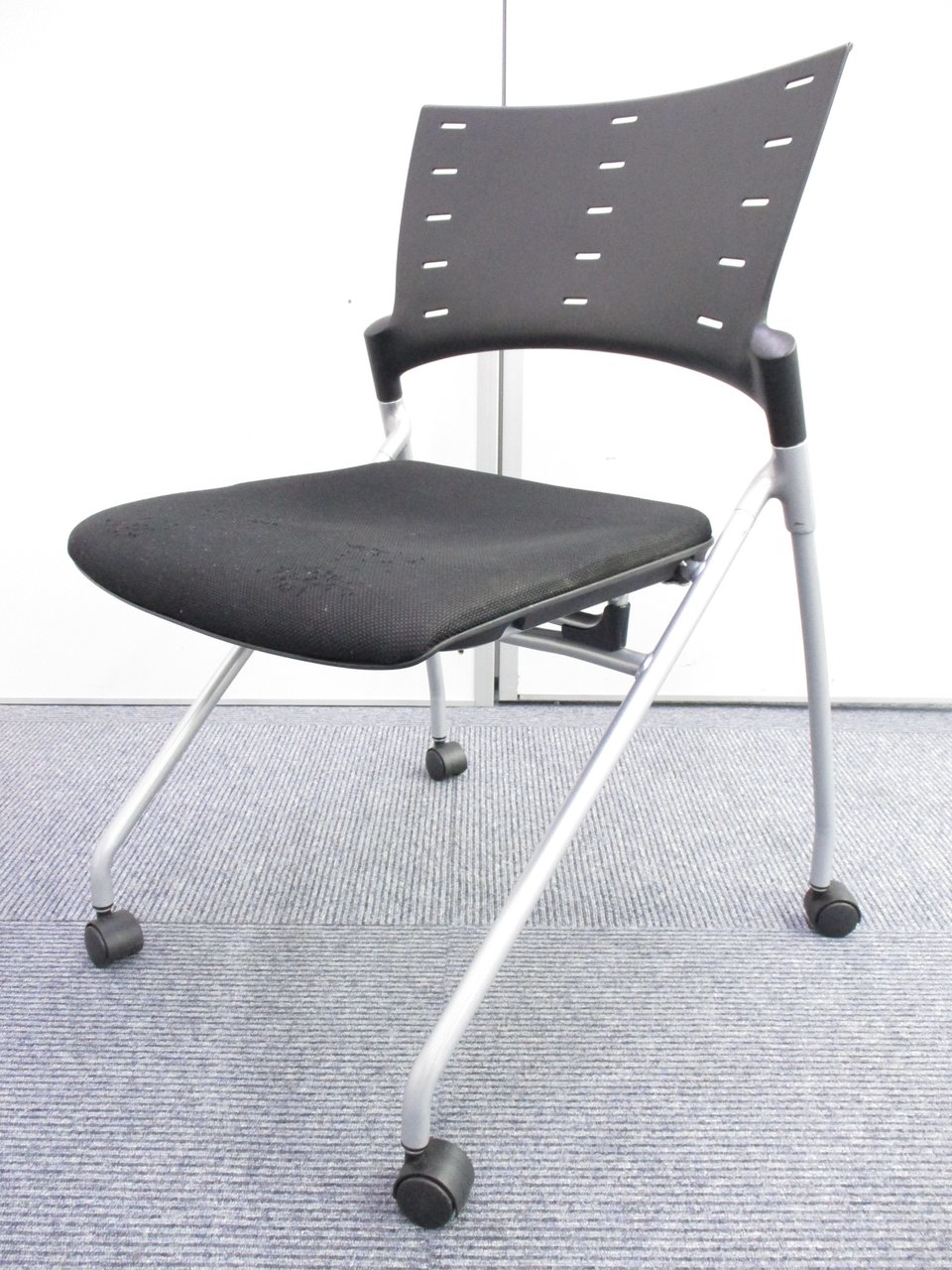 【KS】【座面に使用感ありの為特価です！】人気シリーズ！デザイン性、座り心地の良いミーティングチェア！
                        マノス 
                                    中古
            