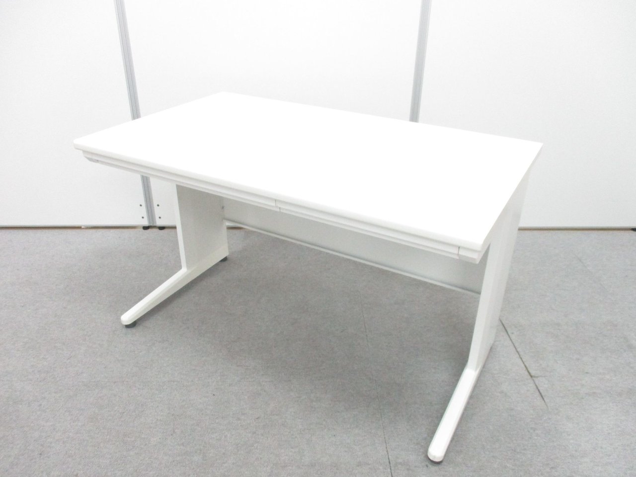 コスト重視のお客様にオススメです。
流行のホワイトでオフィスを明るくします！
                        その他シリーズ
                                    中古
            