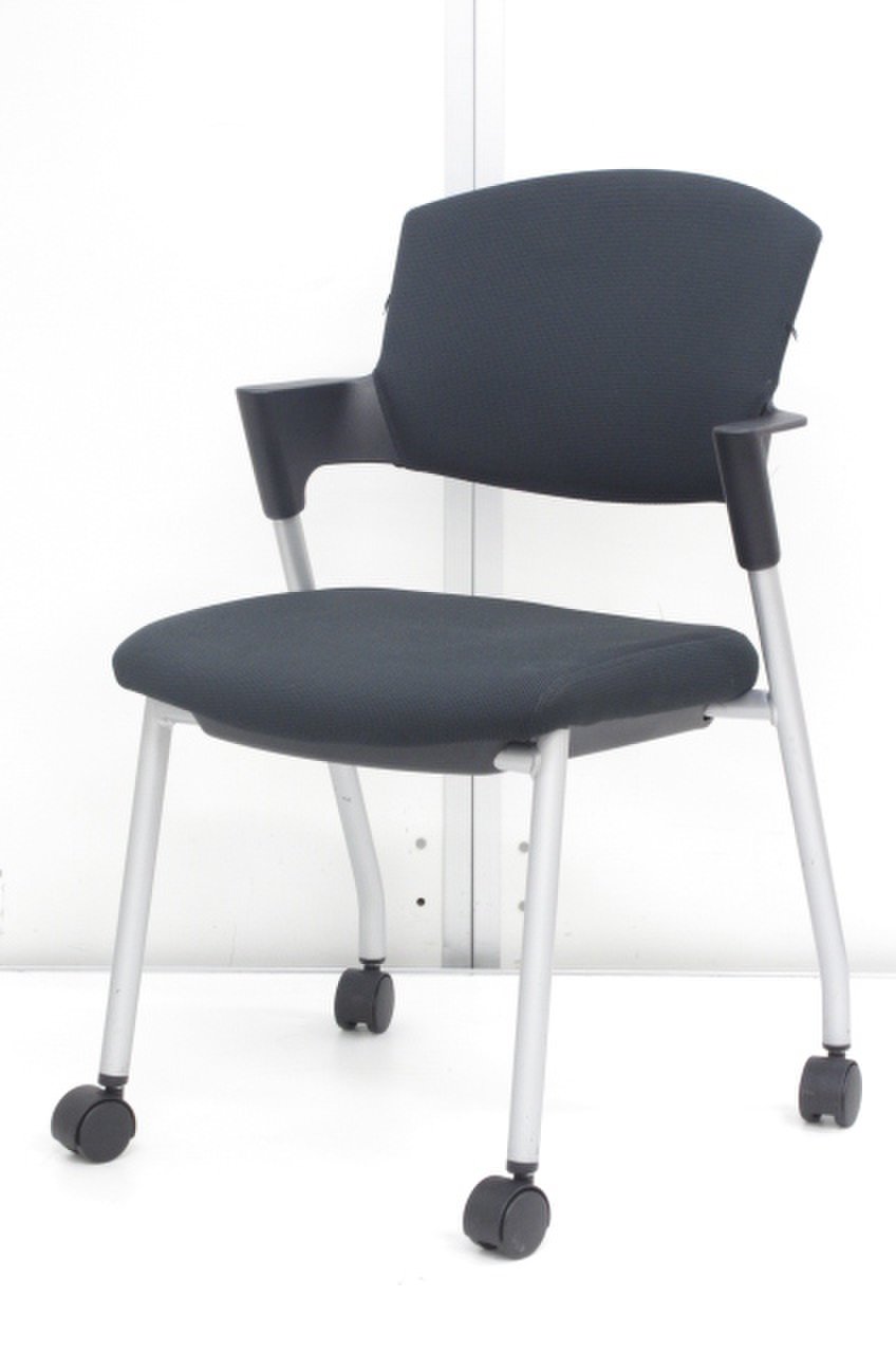 【打ち合わせにおすすめ！】肘一体型のミーティングチェア！画期的な造形！
                        プロッティ（キャスター付） 
                                    中古
            