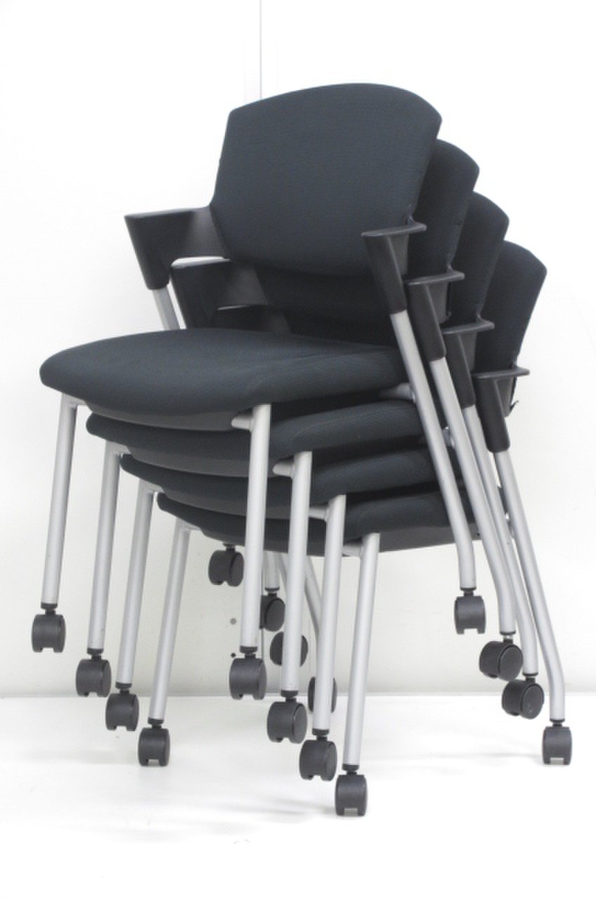 【お得な4脚セット！】フィット感が良く座りやすい高品質チェア！肘掛けもあります！
                        プロッティ（キャスター付） 
                                    中古
            