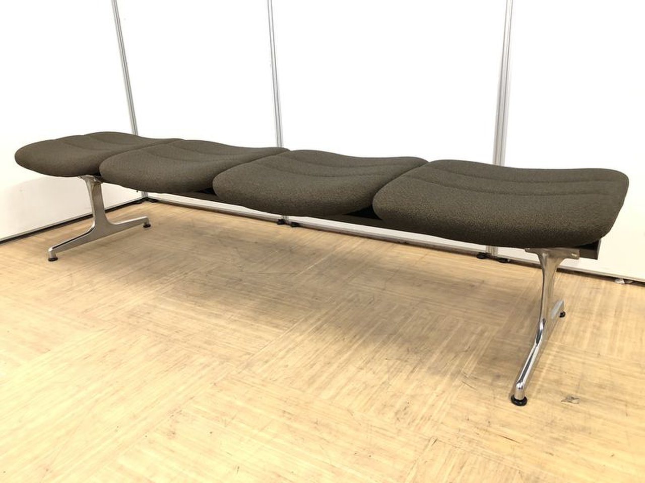 【新古品】エントランスに最適なロビーベンチ4人用【メーカー取り寄せ品】
                        その他シリーズ
                                    新古品
            