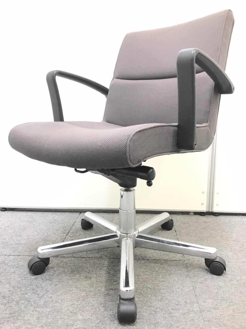 【1脚限り】マネージメントチェア｜イトーキ(ITOKI)製｜ブラウン｜上長様用にいかがでしょうか！
                        -
                                    中古
            