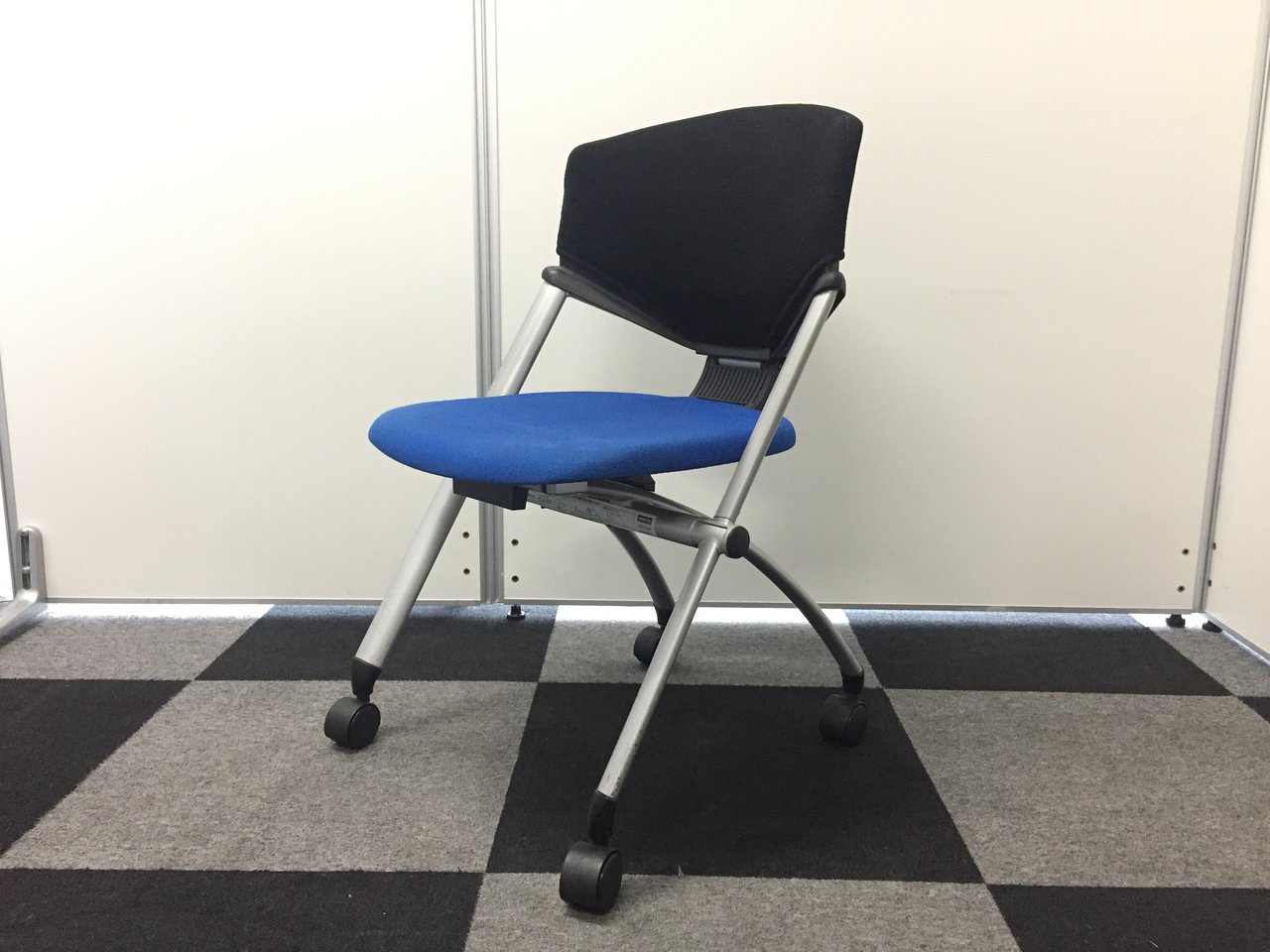 コクヨ製のネスティングチェア（平行収納できます）ブルーの定番の会議用チェアです
                        その他シリーズ
                                    中古
            